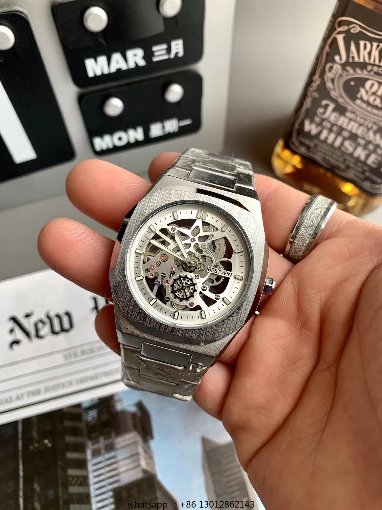 นาฬิกาข้อมือทรงสี่เหลี่ยมเล็ก  - Luxury Watch Green บทวิจารณ์และราคา